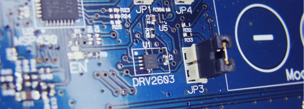 A close up of the Texas Instruments DRV2603 evaluation motor