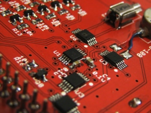 A close up of the DRV2605L (U1)