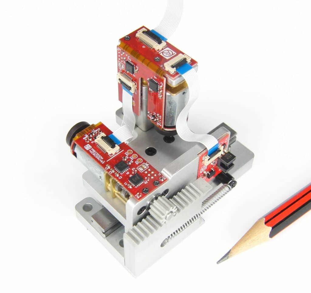 Drug dispensing mechanism with 2 actuators in x and z